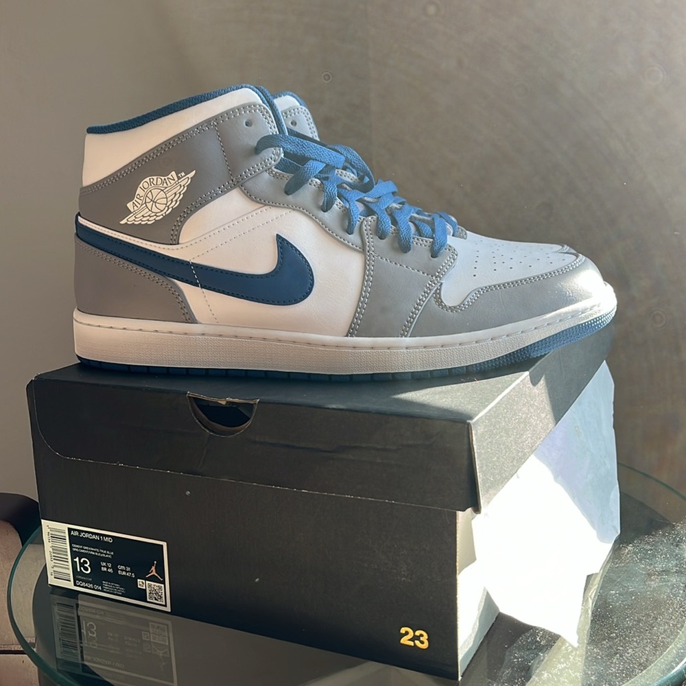 Nike Air Jordan 1 - Picture 3 of 5
